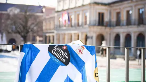 Cientos de seguidores del Deportivo de La Coruña acompañan a su equipo en un desplazamiento marcado por la convivencia y la expectación deportiva.