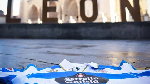 Cientos de seguidores del Deportivo de La Coruña acompañan a su equipo en un desplazamiento marcado por la convivencia y la expectación deportiva.