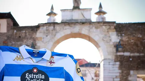 Cientos de seguidores del Deportivo de La Coruña acompañan a su equipo en un desplazamiento marcado por la convivencia y la expectación deportiva.