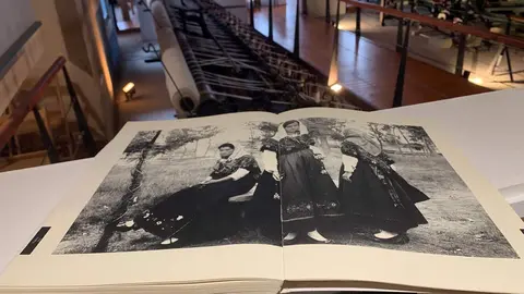 Una de las fotografías del libro 'Un carro chillón y algo más' en el Museo Textil del Val de San Lorenzo. Foto: A.F.R.