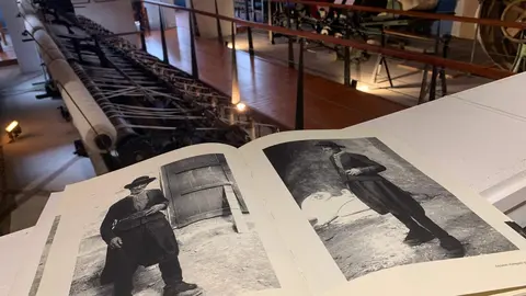 Una de las fotografías del libro 'Un carro chillón y algo más' en el Museo Textil del Val de San Lorenzo. Foto: A.F.R.