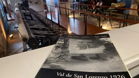 El libro 'Un carro chillón y algo más' en el Museo Textil del Val de San Lorenzo. Foto: A.F.R.