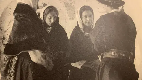 Reproducción de una fotografía realizada por la Escuela de la Cerámica en Val de San Lorenzo en 1926 durante un curso de verano del libro 'Un carro chillón y algo más'.