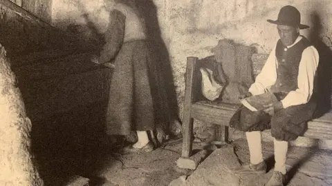 Reproducción de una fotografía realizada por la Escuela de la Cerámica en Val de San Lorenzo en 1926 durante un curso de verano del libro 'Un carro chillón y algo más'.