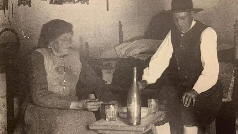 Reproducción de una fotografía realizada por la Escuela de la Cerámica en Val de San Lorenzo en 1926 durante un curso de verano del libro 'Un carro chillón y algo más'.