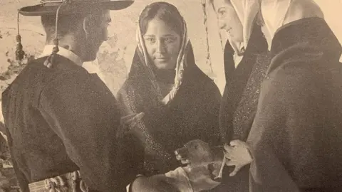 Reproducción de una fotografía realizada por la Escuela de la Cerámica en Val de San Lorenzo en 1926 durante un curso de verano del libro 'Un carro chillón y algo más'.