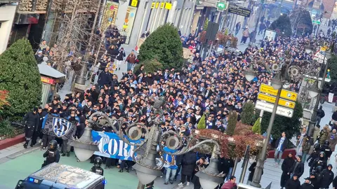 Aficionados del Deportivo, este sábado, en el corteo rumbo al Reino de León.