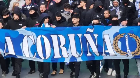 Aficionados del Deportivo, este sábado, en el corteo rumbo al Reino de León.