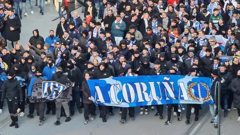 Aficionados del Deportivo, este sábado, en el corteo rumbo al Reino de León.