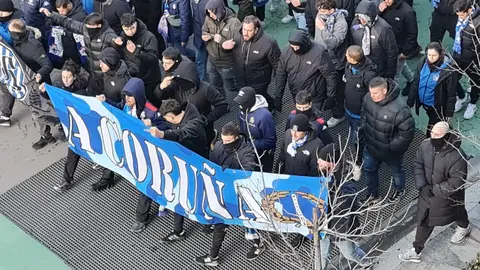 Aficionados del Deportivo, este sábado, en el corteo rumbo al Reino de León.