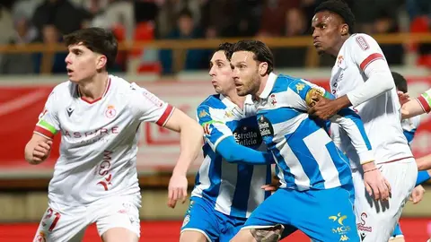 La Cultural da un paso al frente ante el Deportivo en un duelo muy intenso y con un ambiente excepcional en la grada.