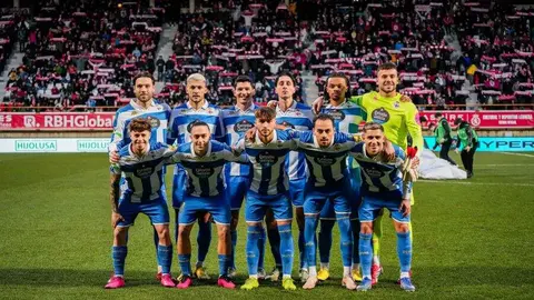 La Cultural da un paso al frente ante el Deportivo en un duelo muy intenso y con un ambiente excepcional en la grada.