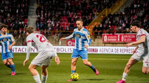 La Cultural da un paso al frente ante el Deportivo en un duelo muy intenso y con un ambiente excepcional en la grada.