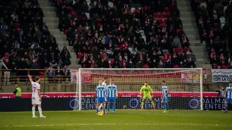 La Cultural da un paso al frente ante el Deportivo en un duelo muy intenso y con un ambiente excepcional en la grada.