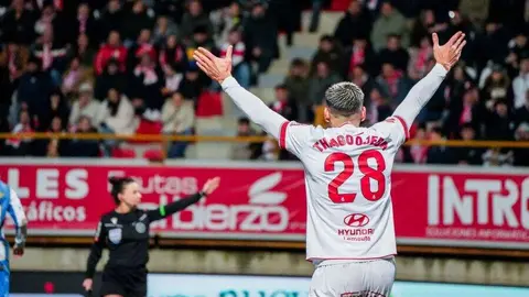 La Cultural roza el empate y cae en el descuento tras un penalti decisivo. Un Deportivo eficaz se lleva el triunfo del Reino de León pese al notable esfuerzo local.