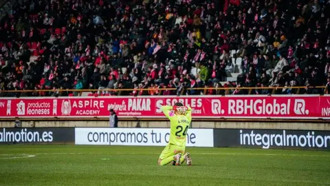 La Cultural roza el empate y cae en el descuento tras un penalti decisivo. Un Deportivo eficaz se lleva el triunfo del Reino de León pese al notable esfuerzo local.