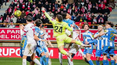 La Cultural roza el empate y cae en el descuento tras un penalti decisivo. Un Deportivo eficaz se lleva el triunfo del Reino de León pese al notable esfuerzo local.