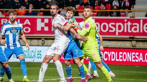 La Cultural roza el empate y cae en el descuento tras un penalti decisivo. Un Deportivo eficaz se lleva el triunfo del Reino de León pese al notable esfuerzo local.