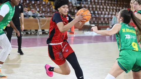 El Mipelletymas BF León firmó una victoria sólida y muy completa ante el CB Arxil (83-60) en el Palacio Municipal de Deportes, en un encuentro que fue de menos a más para el conjunto leonés y que quedó prácticamente sentenciado tras un brillante tercer cuarto. Fotos: Isaac Llamazares