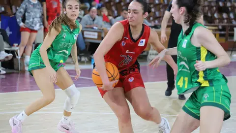 El Mipelletymas BF León firmó una victoria sólida y muy completa ante el CB Arxil (83-60) en el Palacio Municipal de Deportes, en un encuentro que fue de menos a más para el conjunto leonés y que quedó prácticamente sentenciado tras un brillante tercer cuarto. Fotos: Isaac Llamazares