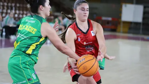 El Mipelletymas BF León firmó una victoria sólida y muy completa ante el CB Arxil (83-60) en el Palacio Municipal de Deportes, en un encuentro que fue de menos a más para el conjunto leonés y que quedó prácticamente sentenciado tras un brillante tercer cuarto. Fotos: Isaac Llamazares