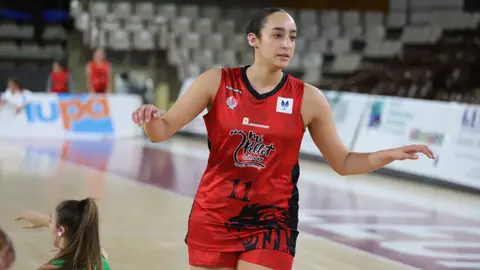 El Mipelletymas BF León firmó una victoria sólida y muy completa ante el CB Arxil (83-60) en el Palacio Municipal de Deportes, en un encuentro que fue de menos a más para el conjunto leonés y que quedó prácticamente sentenciado tras un brillante tercer cuarto. Fotos: Isaac Llamazares