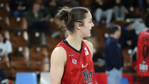 Mipelletymas BF El Mipelletymas BF León firmó una victoria sólida y muy completa ante el CB Arxil (83-60) en el Palacio Municipal de Deportes, en un encuentro que fue de menos a más para el conjunto leonés y que quedó prácticamente sentenciado tras un brillante tercer cuarto. Fotos: Isaac Llamazares