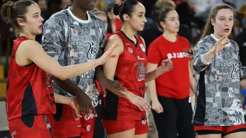 El Mipelletymas BF León firmó una victoria sólida y muy completa ante el CB Arxil (83-60) en el Palacio Municipal de Deportes, en un encuentro que fue de menos a más para el conjunto leonés y que quedó prácticamente sentenciado tras un brillante tercer cuarto. Fotos: Isaac Llamazares