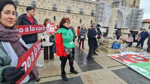 León dice no a la caza con galgos ni ningún otro tipo de raza de perro en una concentración en la plaza de San Marcos en Día del Galgo.
