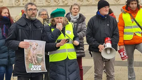 León dice no a la caza con galgos ni ningún otro tipo de raza de perro en una concentración en la plaza de San Marcos en Día del Galgo.