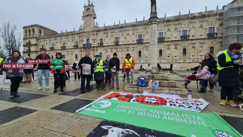 León dice no a la caza con galgos ni ningún otro tipo de raza de perro en una concentración en la plaza de San Marcos en Día del Galgo.