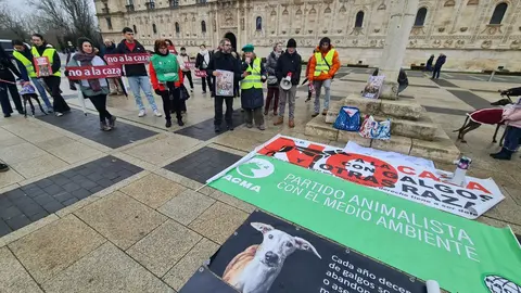 León dice no a la caza con galgos ni ningún otro tipo de raza de perro en una concentración en la plaza de San Marcos en Día del Galgo.