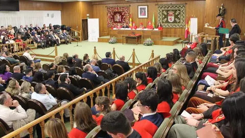 La Facultad de Derecho de la Universidad de León (ULE) celebró este sábado la festividad de su patrono, San Raimundo de Peñafort, con un solemne acto académico de graduación de los 75 egresados del curso 2025-2026. Fotos: ULE.