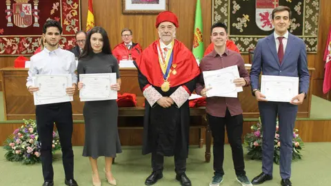 La Facultad de Derecho de la Universidad de León (ULE) celebró este sábado la festividad de su patrono, San Raimundo de Peñafort, con un solemne acto académico de graduación de los 75 egresados del curso 2025-2026. Fotos: ULE.