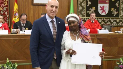 La Facultad de Derecho de la Universidad de León (ULE) celebró este sábado la festividad de su patrono, San Raimundo de Peñafort, con un solemne acto académico de graduación de los 75 egresados del curso 2025-2026. Fotos: ULE.