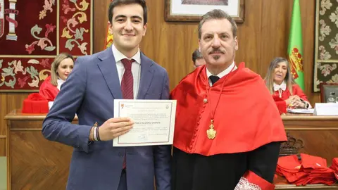 La Facultad de Derecho de la Universidad de León (ULE) celebró este sábado la festividad de su patrono, San Raimundo de Peñafort, con un solemne acto académico de graduación de los 75 egresados del curso 2025-2026. Fotos: ULE.