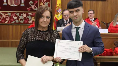 La Facultad de Derecho de la Universidad de León (ULE) celebró este sábado la festividad de su patrono, San Raimundo de Peñafort, con un solemne acto académico de graduación de los 75 egresados del curso 2025-2026. Fotos: ULE.