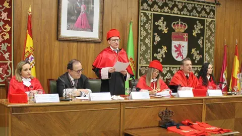 La Facultad de Derecho de la Universidad de León (ULE) celebró este sábado la festividad de su patrono, San Raimundo de Peñafort, con un solemne acto académico de graduación de los 75 egresados del curso 2025-2026. Fotos: ULE.
