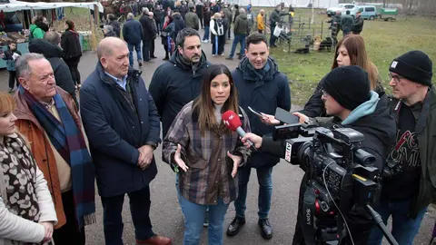 La vicesecretaria general del PSOECyL, y cabeza de lista por León a las elecciones autonómicas, Nuria Rubio, acompañada por el secretario general del PSOE de León, Javier Alfonso Cendón, y otros representantes socialistas, visita la VIII Feria Agroalimentaria Comarca de Rueda de Gradefes. Fotos: Peio García.