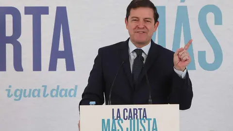 El presidente del PP de Castilla y León, Alfonso Fernández Mañueco clausura en Villamuriel de Cerrato (Palencia), un acto sobre financiación autonómica que congrega a presidentes de Diputación, responsables provinciales de partido y diputados del PPCyL. Foto: Brágimo.