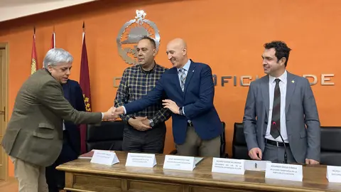 El presidente del Colegio Oficial de la Profesión Veterinaria de León, Álvaro Borge, el presidente de ColproLeón, José Antonio Cuba, la rectora de la ULE Nuria González, el delegado territorial, Eduardo Diego y el alcalde, José Antonio Diez, entre otros, este lunes en presentación de la candidatura de León a la Agencia Estatal de Salud Pública. Foto: Peio García.