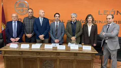 El presidente del Colegio Oficial de la Profesión Veterinaria de León, Álvaro Borge, el presidente de ColproLeón, José Antonio Cuba, la rectora de la ULE Nuria González, el delegado territorial, Eduardo Diego y el alcalde, José Antonio Diez, entre otros, este lunes en presentación de la candidatura de León a la Agencia Estatal de Salud Pública. Foto: Peio García.