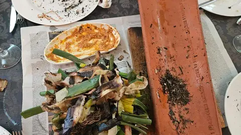 Teja utilizada para el servicio tradicional de calçots, una vez finalizada la comida.
