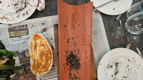 Teja utilizada para el servicio tradicional de calçots, una vez finalizada la comida.