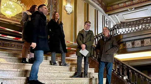 El Gobierno entrega al Ayuntamiento la documentación clave para adaptar el edificio y acelerar un proyecto cultural histórico. El secretario general del PSOE de León y diputado nacional, Javier Alfonso Cendón; la vicesecretaria general del PSOE de Castilla y León y candidata a las Cortes autonómicas, Nuria Rubio; y el senador Salvador Vidal, acompañados por responsables del Instituto Nacional de las Artes Escénicas y de la Música (INAEM).