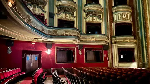 El Gobierno entrega al Ayuntamiento la documentación clave para adaptar el edificio y acelerar un proyecto cultural histórico. El secretario general del PSOE de León y diputado nacional, Javier Alfonso Cendón; la vicesecretaria general del PSOE de Castilla y León y candidata a las Cortes autonómicas, Nuria Rubio; y el senador Salvador Vidal, acompañados por responsables del Instituto Nacional de las Artes Escénicas y de la Música (INAEM).