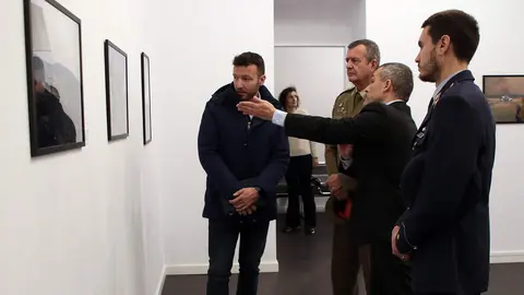 La rectora de la Universidad de León, Nuria González, junto a los vicerrectores de Estudiantes, Cultura y deportes y de Investigación y Transferencia, Diego Soto y Santiago Gutiérrez, respectivamente, inauguran la exposición 'Memoria de los incendios en León y El Bierzo'. Foto: Peio García.