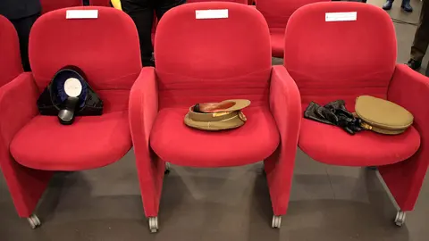 La rectora de la Universidad de León, Nuria González, junto a los vicerrectores de Estudiantes, Cultura y deportes y de Investigación y Transferencia, Diego Soto y Santiago Gutiérrez, respectivamente, inauguran la exposición 'Memoria de los incendios en León y El Bierzo'. Foto: Peio García.