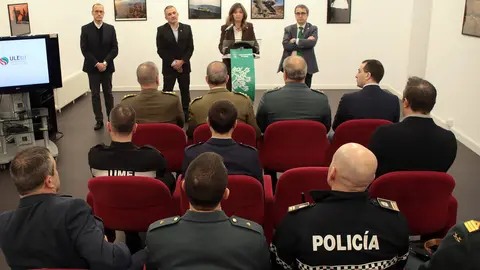 La rectora de la Universidad de León, Nuria González, junto a los vicerrectores de Estudiantes, Cultura y deportes y de Investigación y Transferencia, Diego Soto y Santiago Gutiérrez, respectivamente, inauguran la exposición 'Memoria de los incendios en León y El Bierzo'. Foto: Peio García.