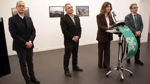La rectora de la Universidad de León, Nuria González, junto a los vicerrectores de Estudiantes, Cultura y deportes y de Investigación y Transferencia, Diego Soto y Santiago Gutiérrez, respectivamente, inauguran la exposición 'Memoria de los incendios en León y El Bierzo'. Foto: Peio García.